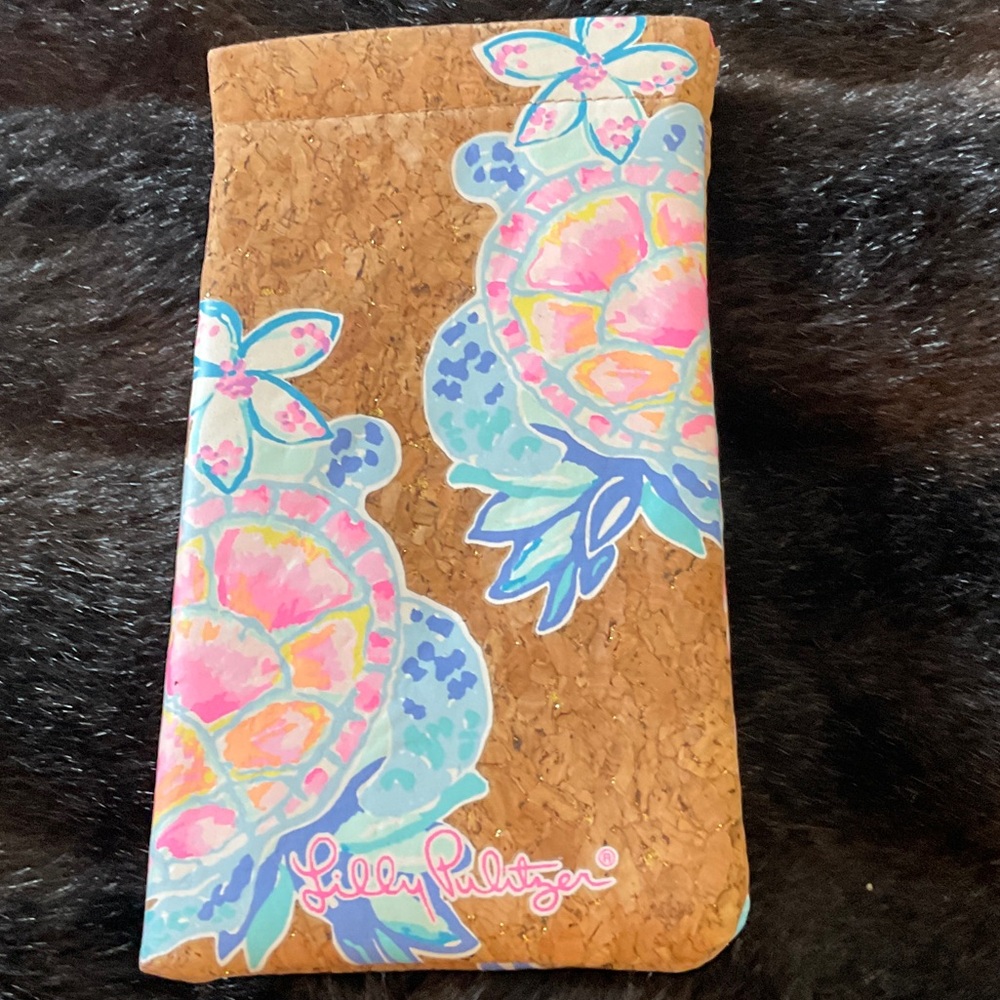 NEW LILLY PULITZER GLASS CASE, SEA GLASS PATTERN TURTLES